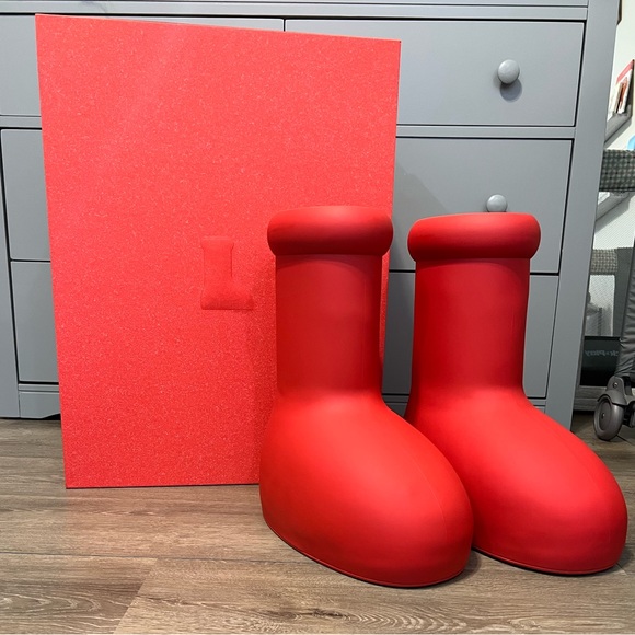 MSCHF Big Red Boots Men’s Size 12 - Picture 5 of 6